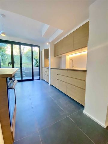 Renovated apartment with garden - Photo 3