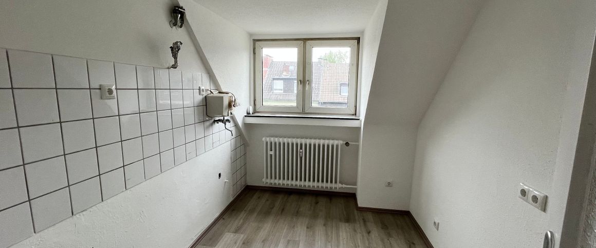 Dachgeschoss-Wohnung in zentraler Lage! - Foto 1