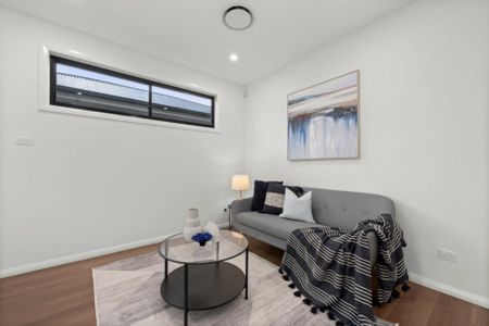 Stunning 5 Bedroom Home - Great Location! - Photo 2