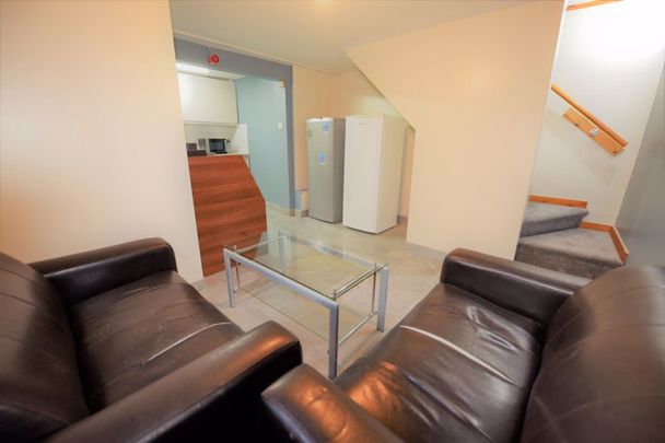 4 bedroom House in Harold Walk, Leeds - Photo 1