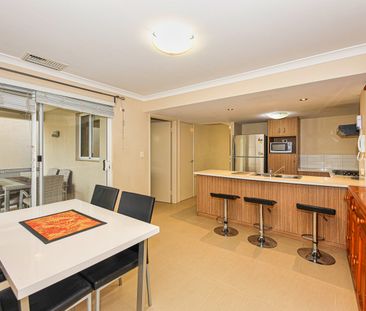 MODERN 2-STOREY TOWNHOUSE - Photo 5