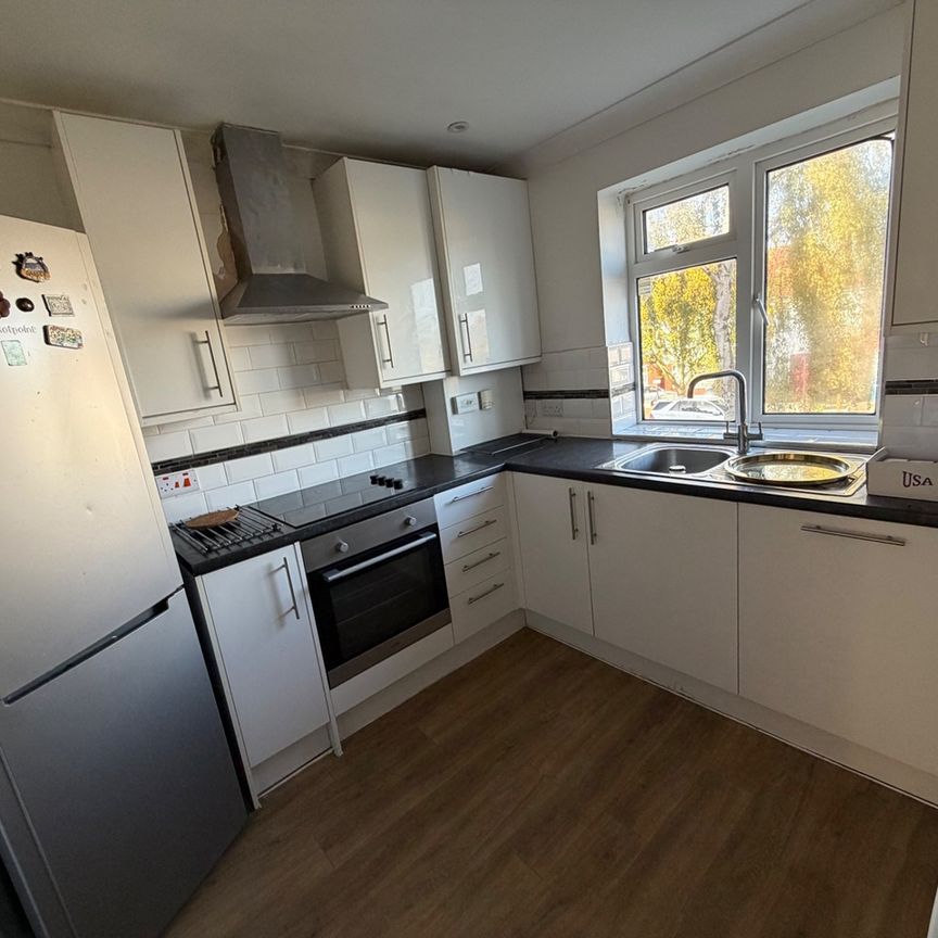 4 Bed Flat, Ferncourt, HA1 - Photo 1