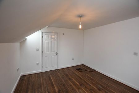 2 bed Flat for Rent - Photo 2