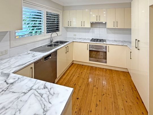 Stylish Family Living on a Spacious Corner Block - Quiet Cul-de-Sac Location - Photo 1