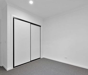 Stylish Modern & Cosy Family Home - Photo 3