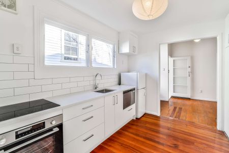 CUTE AND COMPACT VILLA CONVERSION - GREY LYNN - Photo 4