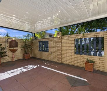 Impressive House-sized Duplex – Walk to the Water! - Photo 2