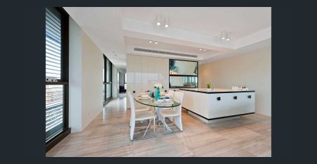 Iconic Urban Living: Sun-Drenched Sub-Penthouse Style Residence - Photo 2