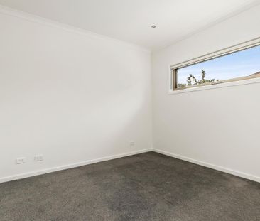 Spotless modren unit with great courtyard - Photo 4