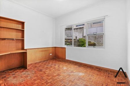 Large Multi-level Family Home in Stunning Chiswick Location with Water Views - Photo 2