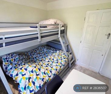 4 bedroom semi-detached house to rent - Photo 4