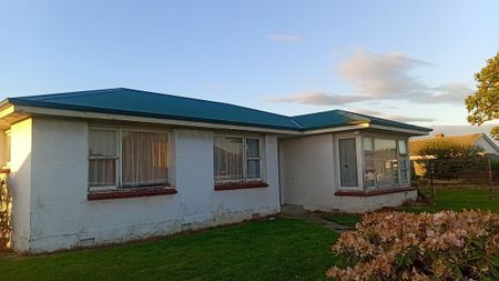 Under renovation- 3 bedroom- Garaging plus!! - Photo 2