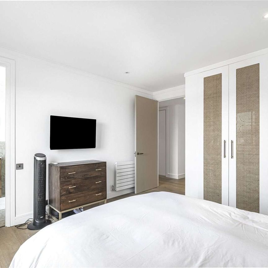 A gorgeous three bedroom apartment with underground parking and private roof terrace. - Photo 1