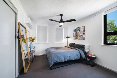 Top-Floor Coastal Apartment with Ocean Views - Photo 5