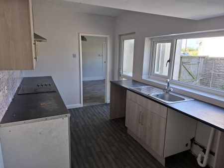 3 bedroom semi-detached house to rent - Photo 3