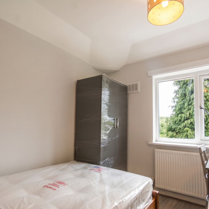 60 Poole Crescent - Photo 1