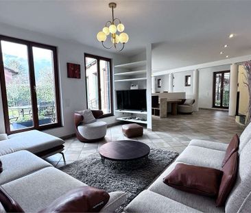 In a private setting and surrounded by nature, an elegant villa wit... - Photo 2