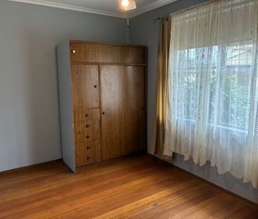 GREAT LOCATION THREE BEDROOM FAMILY HOME - Photo 4