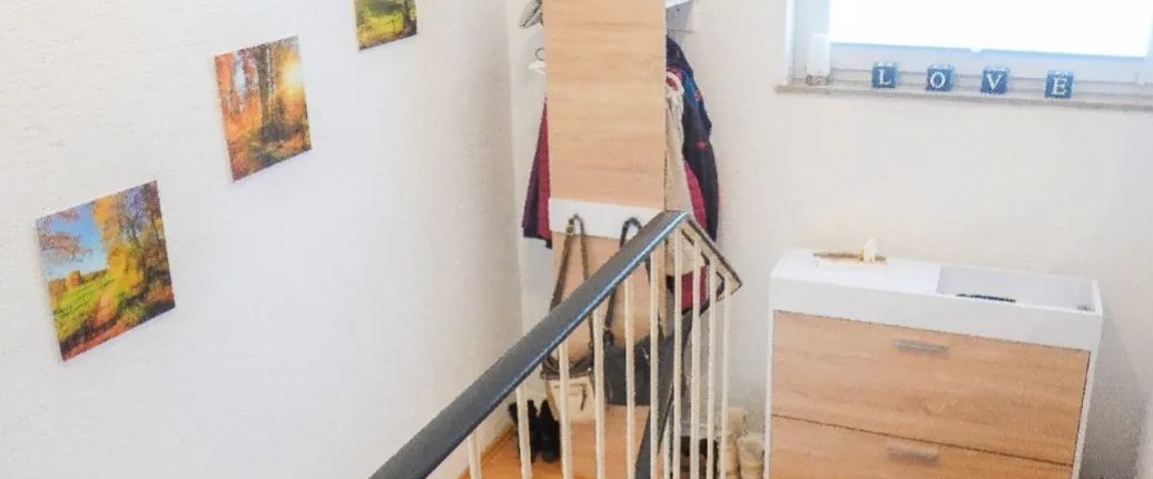 Renovierte 2- Zimmerwohnung mit eigenem Eingang, Balkon, Einbauküche und PKW- Stellplatz - Foto 1