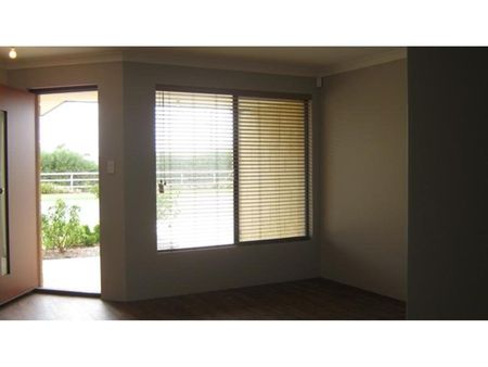 FABULOUS FAMILY HOME - Photo 4