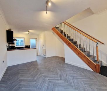 2 bedroom mews to rent - Photo 3