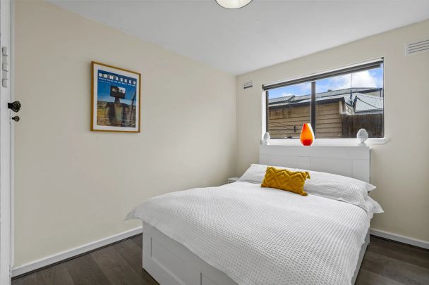 Cozy, Ground Floor Apartment with Easy, First-Come-First-Served Scramble Parking! PERMIT PARKING AVAILABLE TOO* - Photo 1