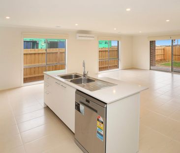 Cozy and Spacious Home in Armstrong Creek! - Photo 2