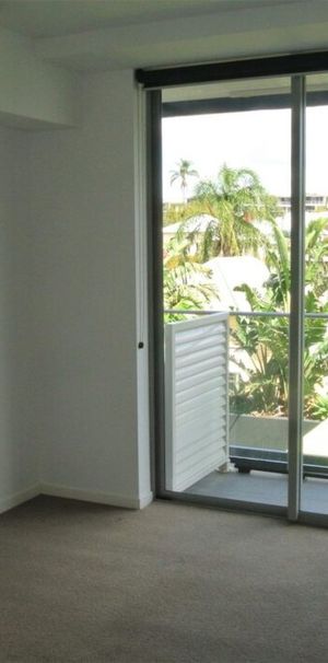 "Modern Living in Woolloongabba: Spacious Apartment for Rent" - Photo 1