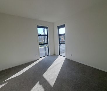 MODERN, SUNNY TOWNHOUSE IN PRIME LOCATION - Photo 5