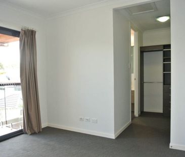 Stylish Townhouse - Photo 2