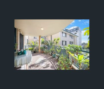 Spacious 3 bedroom & 2 Garage Apartment. - Photo 1