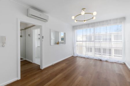 Welcome Home: Stylishly Renovated Top-Floor Apartment! - Photo 2