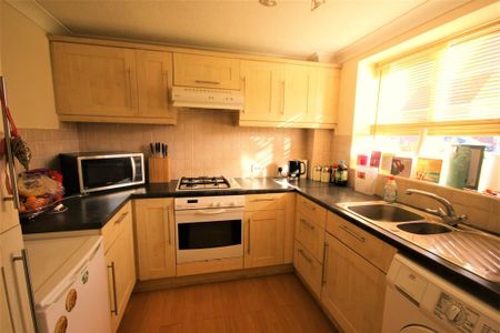 2 bedroom semi-detached house to rent - Photo 4