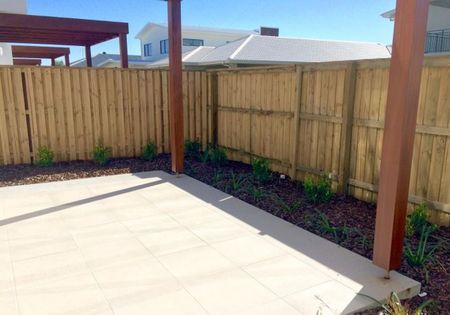 Modern 3 bedroom Townhouse is quiet Hope Island location - Photo 5