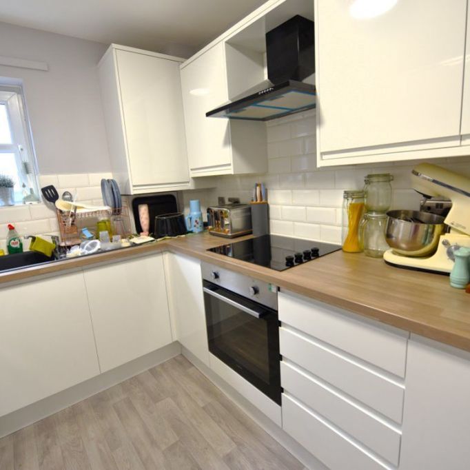 2 bedroom Flat in Flat 6, Leeds - Photo 1