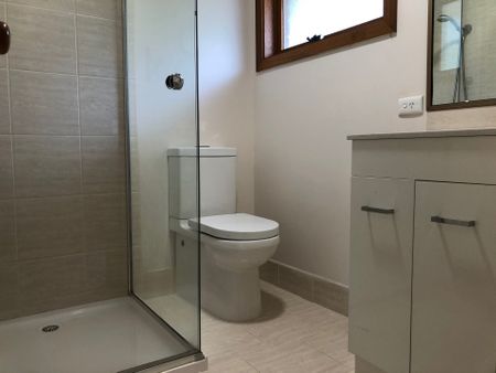 IMPRESSIVE 4 BEDROOM + STUDY FAMILY HOME - SINGLE LEVEL SPACE AND COMFORT - Photo 4