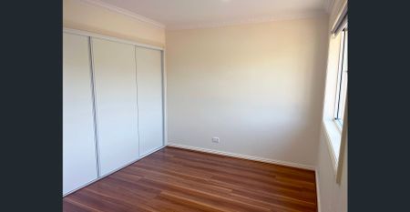 Spacious and sun-drenched freestanding house in tranquil location - Photo 2