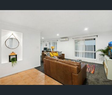 12 Seville Circuit, Burleigh Waters, Qld 4220 - Photo 2