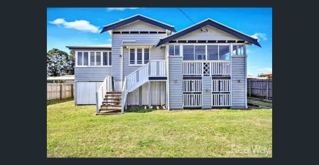 Charming 4-bedroom Queenslander with modern comforts - Photo 3