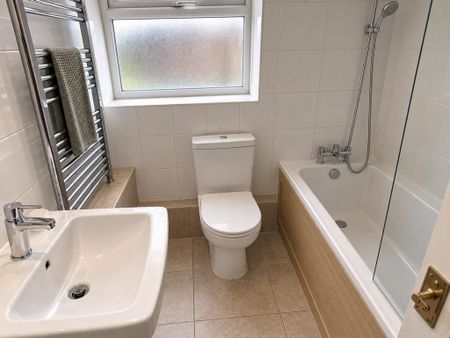 4 bedroom end of terrace house to rent - Photo 5