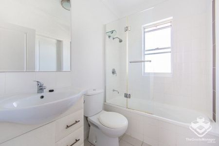 Large 2 Bed/2 Bath unit & Bay breezes - Photo 4