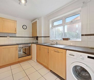 A spacious two bedroom house, with parking and private garden locat... - Photo 1