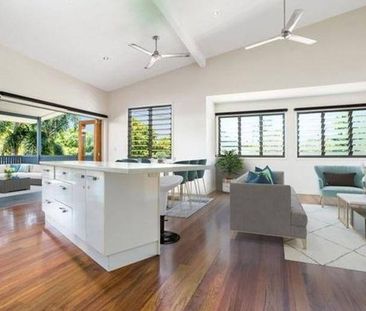 2 bedroom Stylish Upstairs Unit - Photo 4
