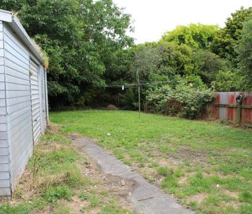 Large Villa with fully fenced backyard! - Photo 2