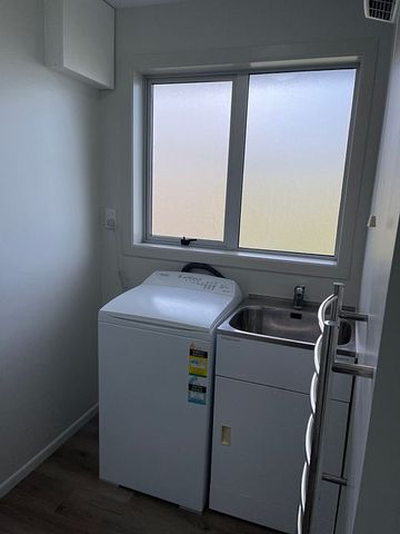 Charming 3 Bed room 2 bathroom home - Photo 4