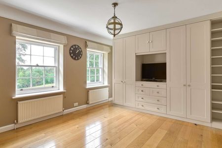 An elegant family home in a stunning secluded position, including a swimming pool, tennis court, two bedroom cottage, small paddock and two stables. - Photo 4