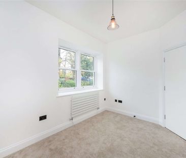 Brand new spacious one bedroom apartment located on the ground floor of a period building in the heart of Ealing. - Photo 3