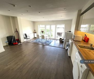 1 bedroom in a house share to rent - Photo 2