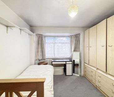 St Brides Avenue, Edgware, HA8 - Photo 2