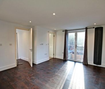 4 Bed Semi-Detached House, Bowness Crescent, SW15 - Photo 3